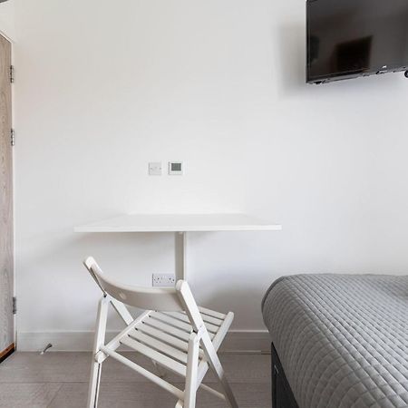 Functional Budget Stay With Wi-Fi And Laundry Facilities Near Tube Station Londen Buitenkant foto