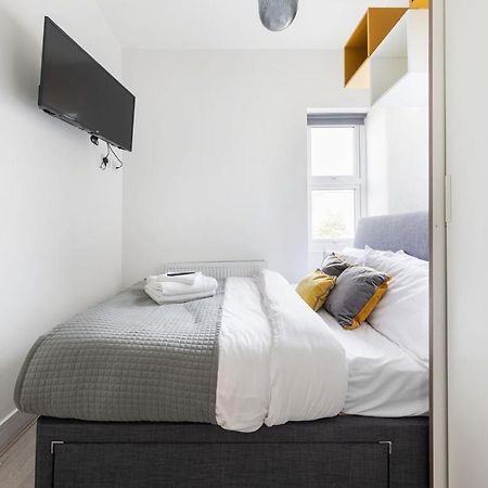 Functional Budget Stay With Wi-Fi And Laundry Facilities Near Tube Station Londen Buitenkant foto
