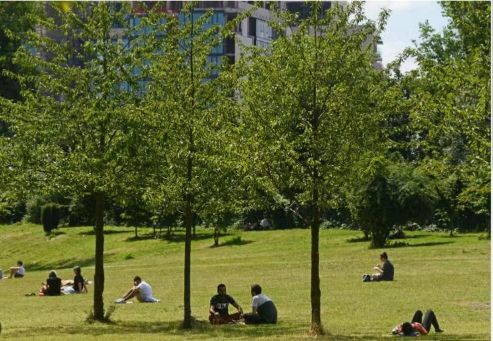 Functional Budget Stay With Wi-Fi And Laundry Facilities Near Tube Station Londen Buitenkant foto