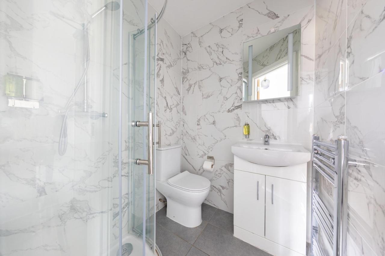 Functional Budget Stay With Wi-Fi And Laundry Facilities Near Tube Station Londen Buitenkant foto